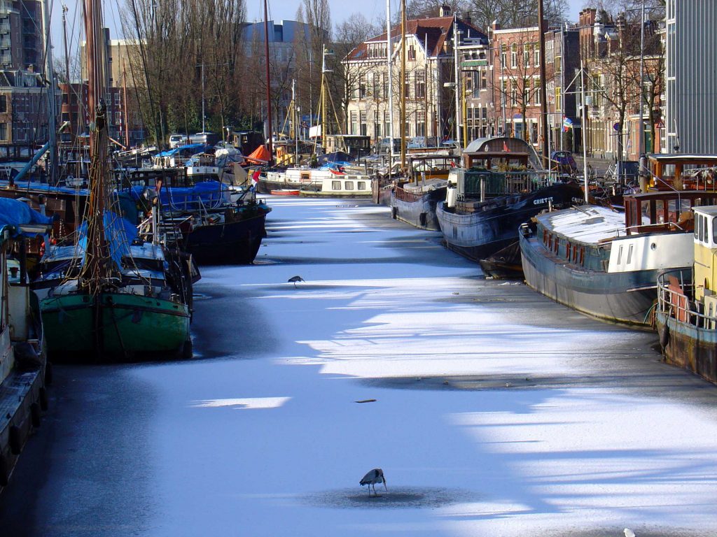 http://commons.wikimedia.org/wiki/File:Noorderhaven_in_Groningen_in_de_winter.jpg